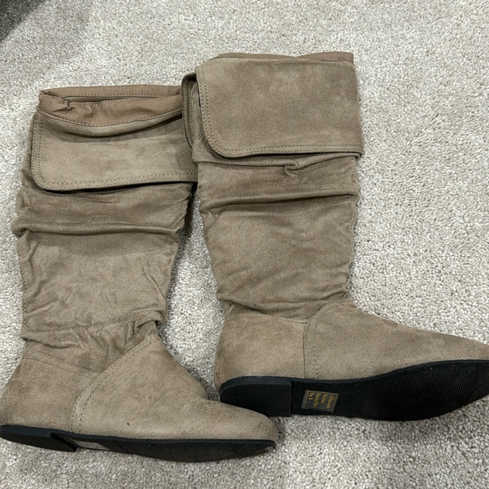 Gray suede boots, size 8